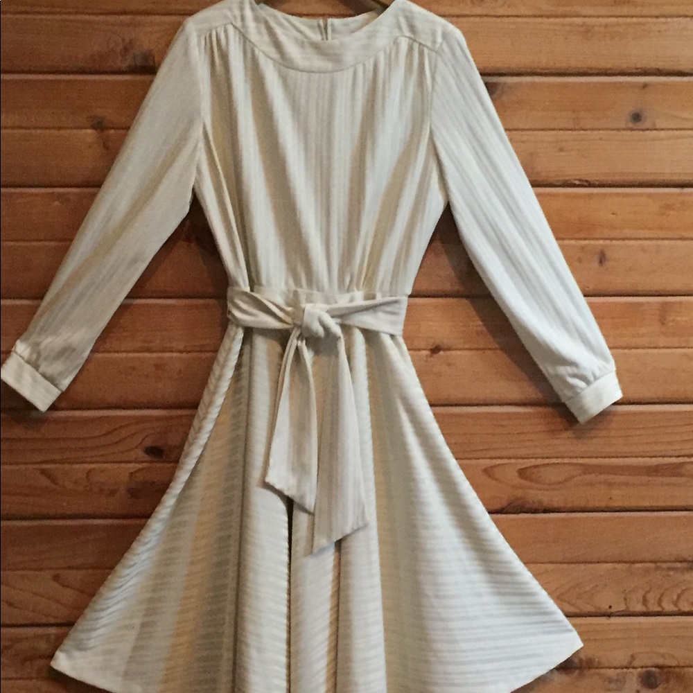 Vintage Knee-Length Cream Dress - 16