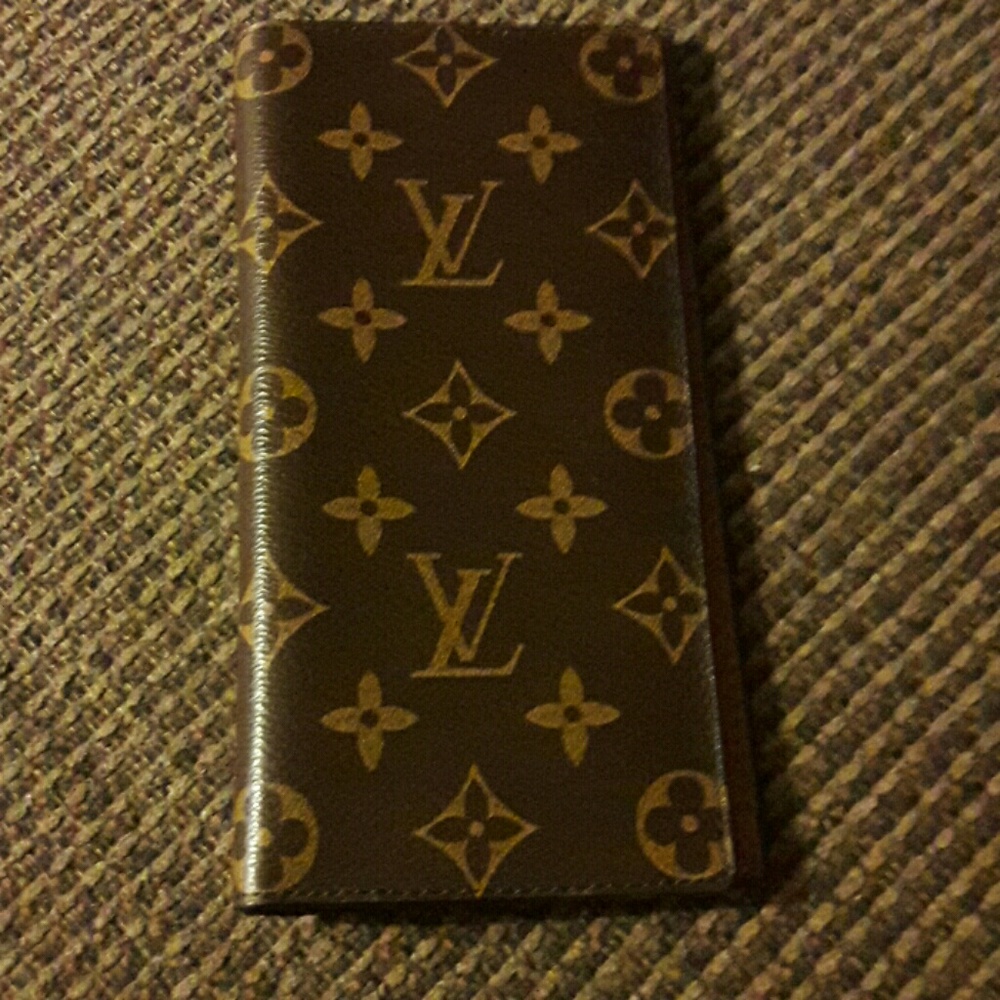 LV checkbook wallet M61623