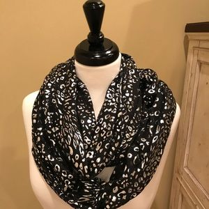 Infinity scarf in black and silver