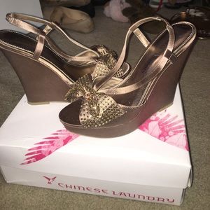 Chinese laundry bow wedges