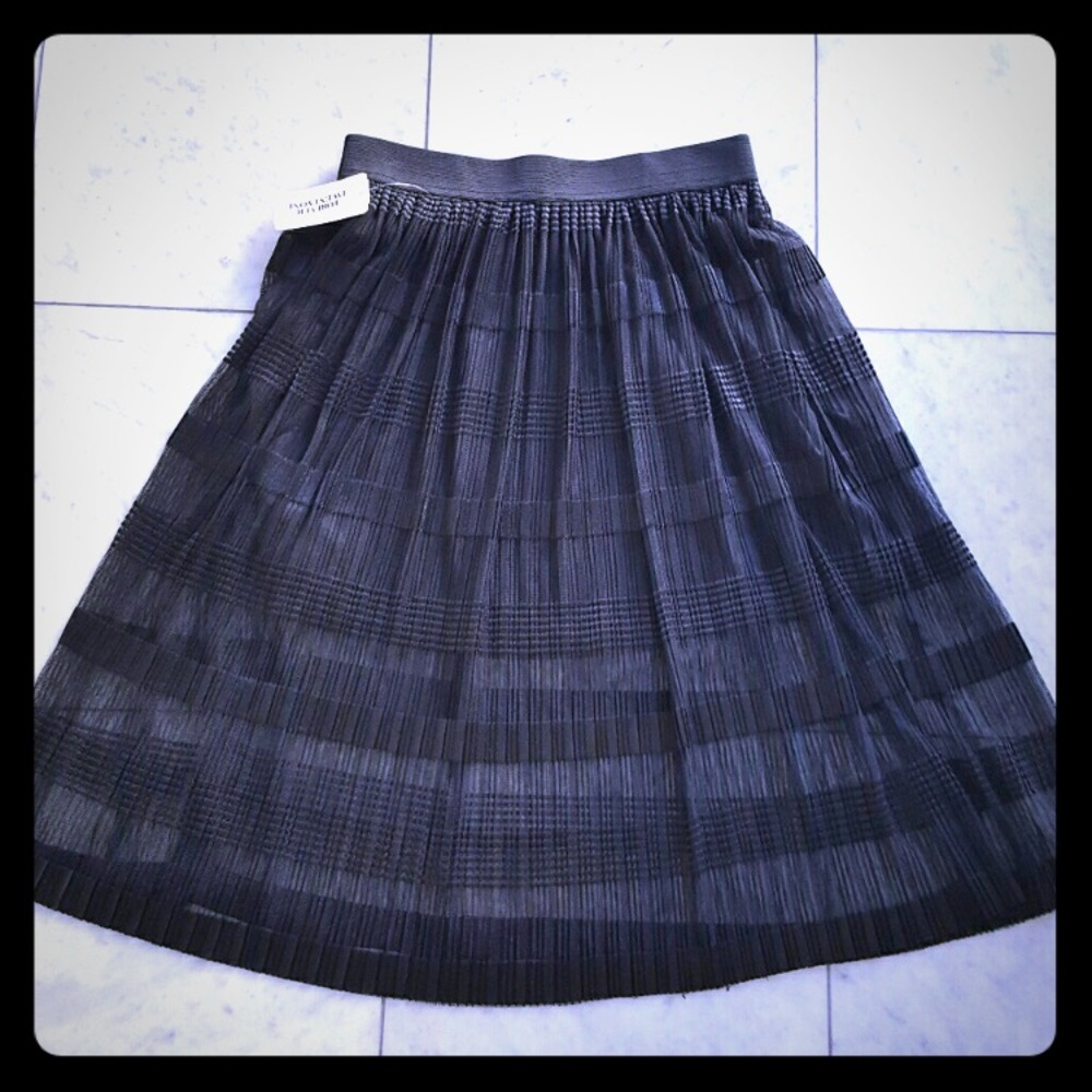 Super cute black skirt!