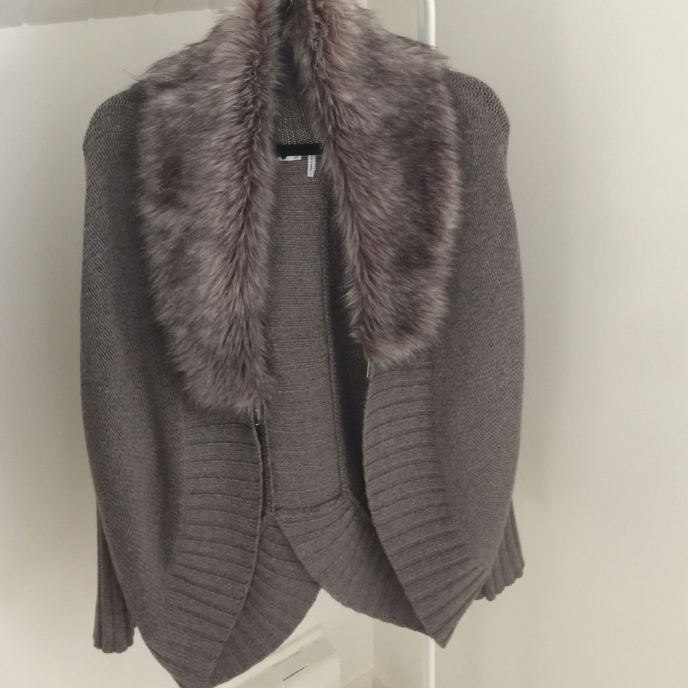 Cardigan with removable fur collar