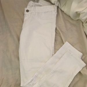 great condition!! hollister white pants.( size 26)