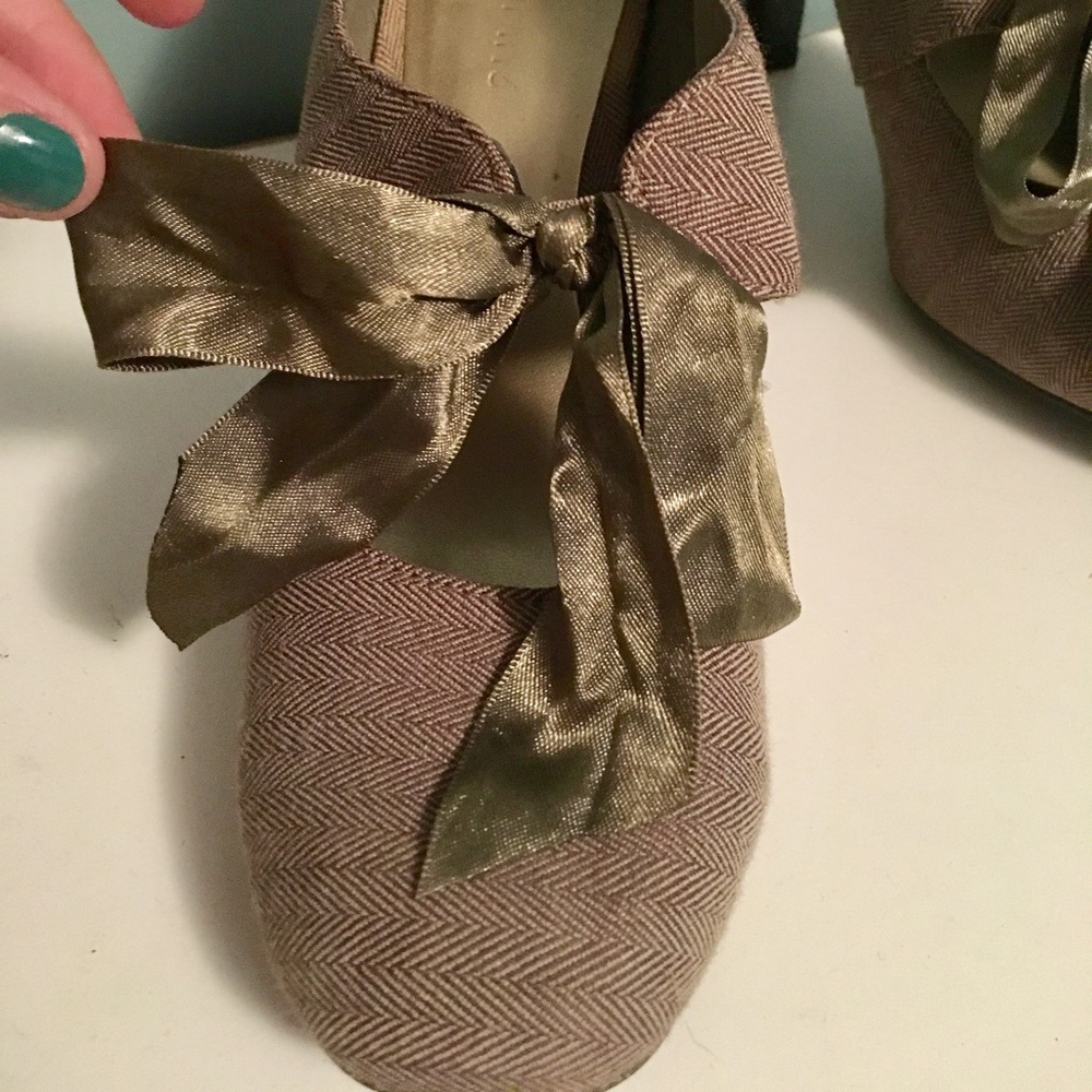 Ann Marino Herringbone Pump with Bow Tie