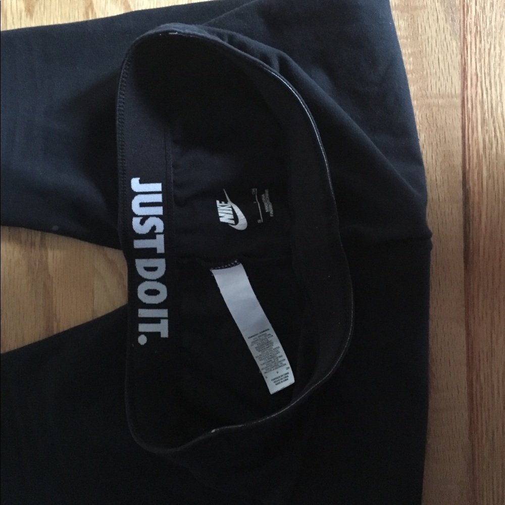 Small cropped Nike