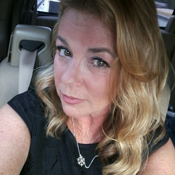 Meet your Posher, Lisa - Picture 2 of 3