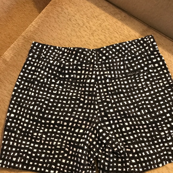 Ann Taylor- Loft 6" short - Picture 4 of 5