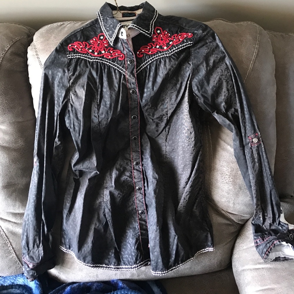 Roar Button up
