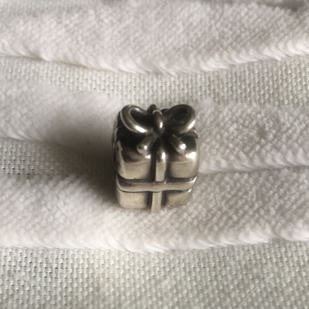 🎁Retired Authentic Pandora Present Charm 🎁