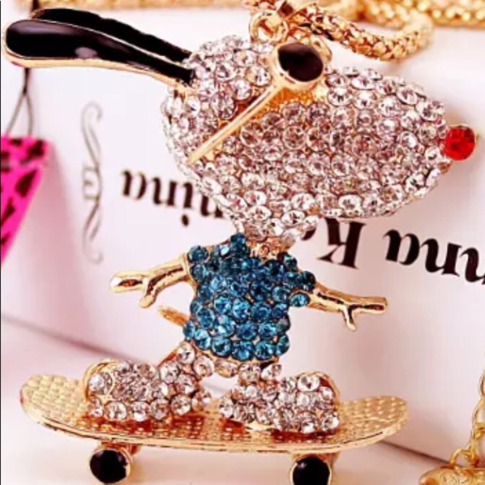 🔷CRYSTAL COOL HAND BLUE DOG SKATEBOARD NECKLACE🐾