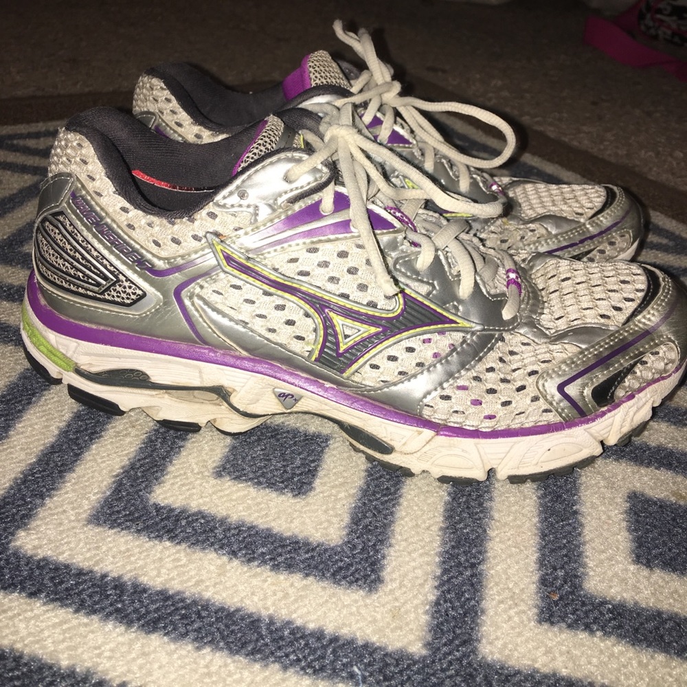 Women's mizunos