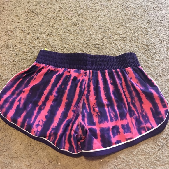 Under Armour Semi-Fitted workout shorts - Picture 2 of 3