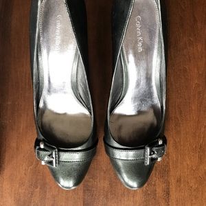 Calvin Klein Hilna Metalic/Patent in Gunmetal Pump