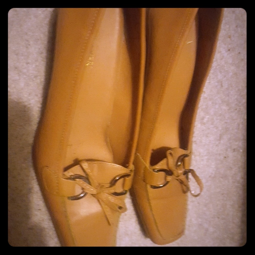 Tan kitten heel shoes