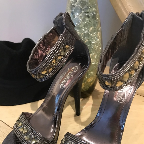 Unlisted Ankle Strap Heel! - Picture 2 of 4