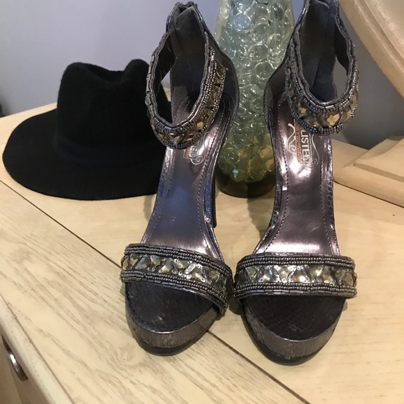 Unlisted Ankle Strap Heel! - Picture 3 of 4