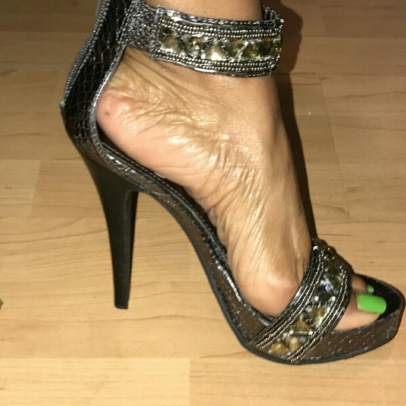 Unlisted Ankle Strap Heel! - Picture 4 of 4