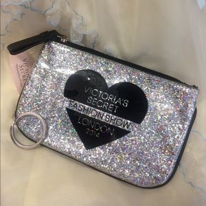 Zip up wristlet