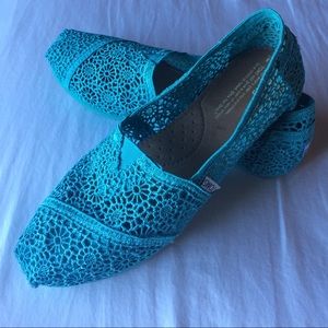 Toms teal crochet shoes
