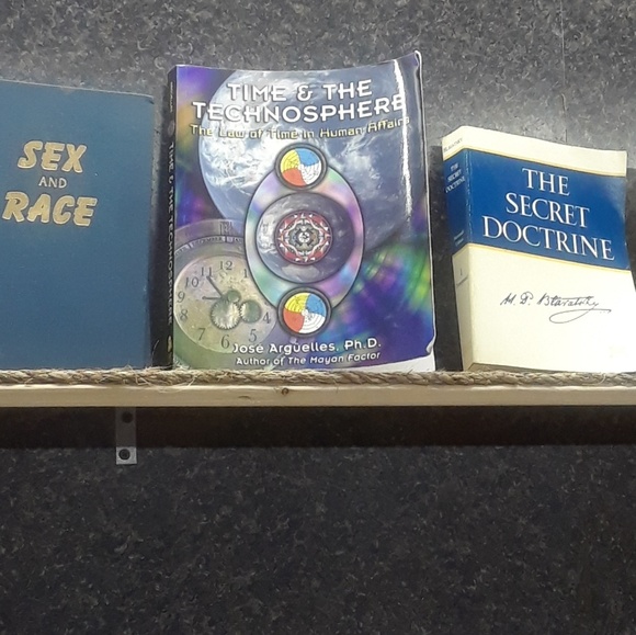 Books - Picture 4 of 4