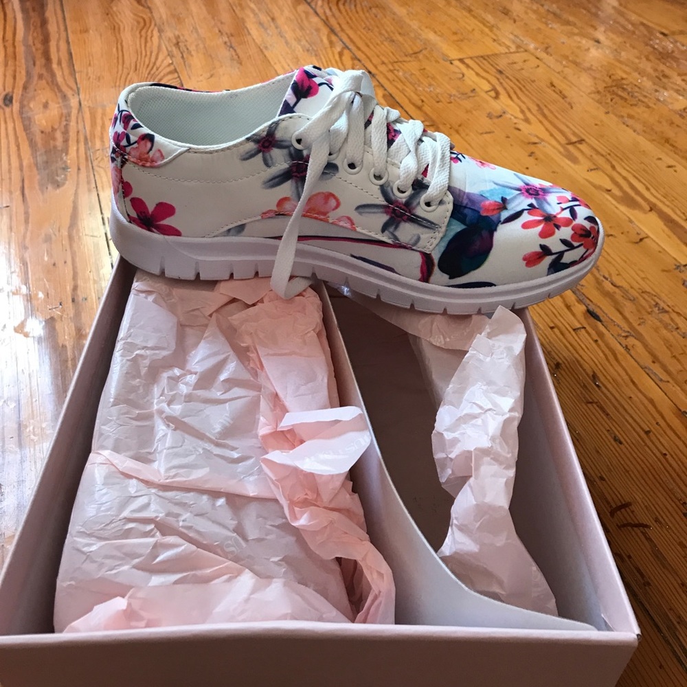 New size 7 Just Fab floral sneakers