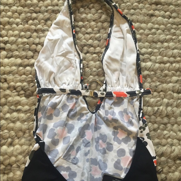 Backless one piece - Picture 2 of 2