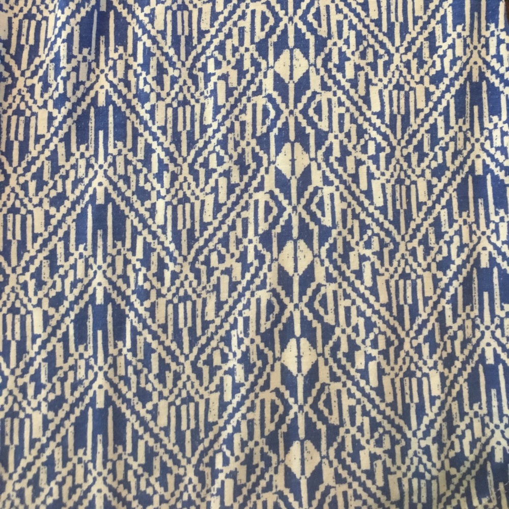 🚫SOLD🚫Blue & White Patterned Maternity Top - Picture 2 of 3