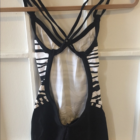 Backless one piece - Picture 3 of 6