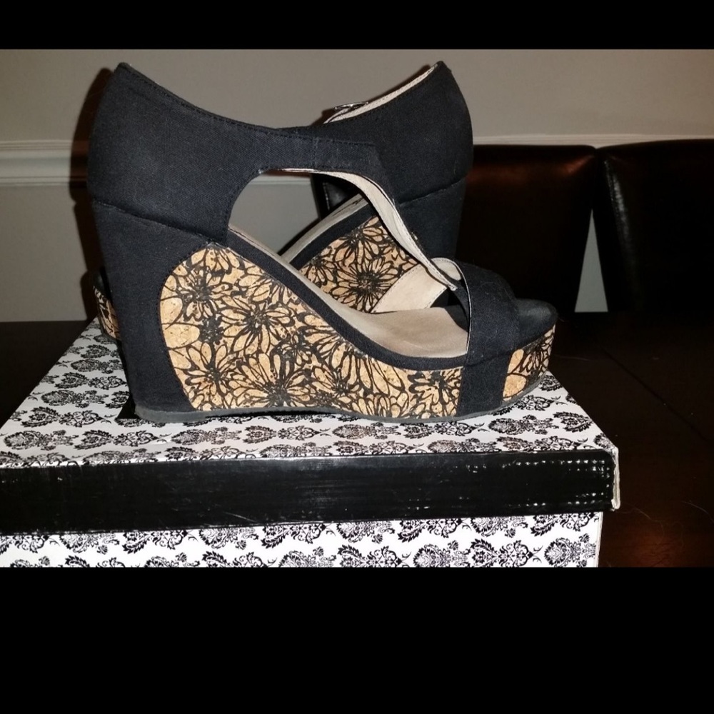 Very Volatile INDIO Wedge Size 9