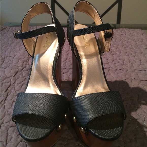 Black and wooden platforms - Picture 2 of 4