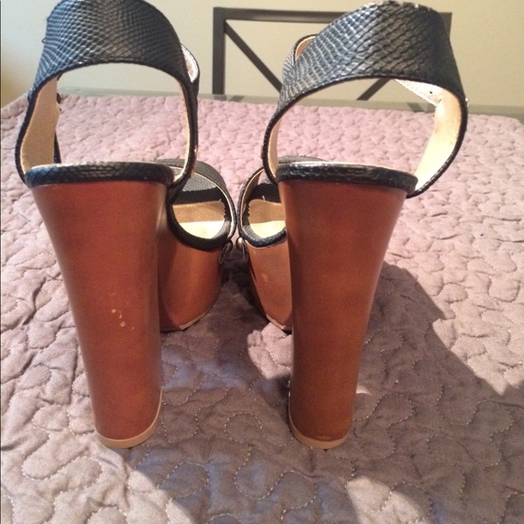 Black and wooden platforms - Picture 3 of 4