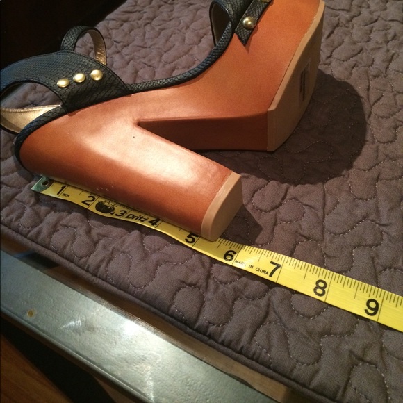 Black and wooden platforms - Picture 4 of 4