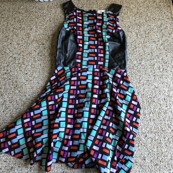 Black dress with geometric shapes - Picture 5 of 8