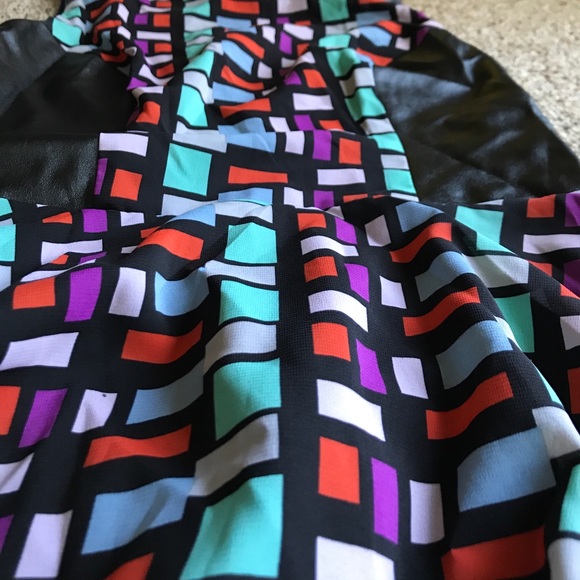 Black dress with geometric shapes - Picture 7 of 8