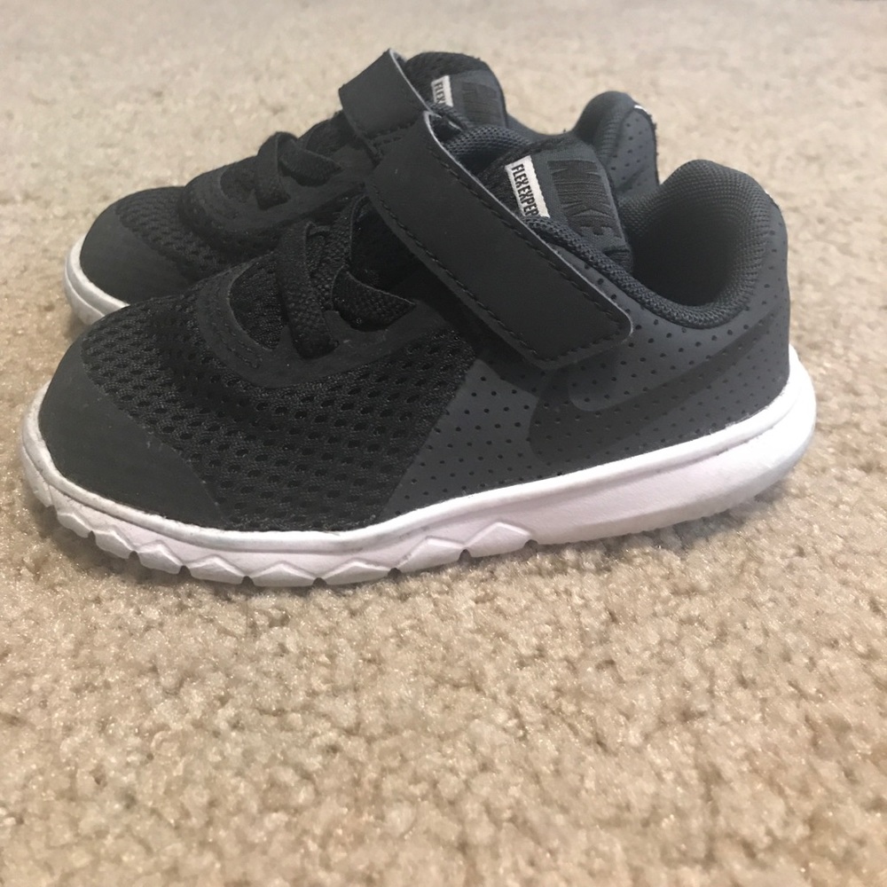 Toddler boys black Nike’s size 7c