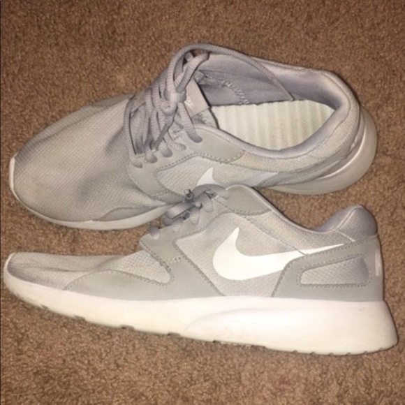 Nike Shoes - Gray nikes shoes
