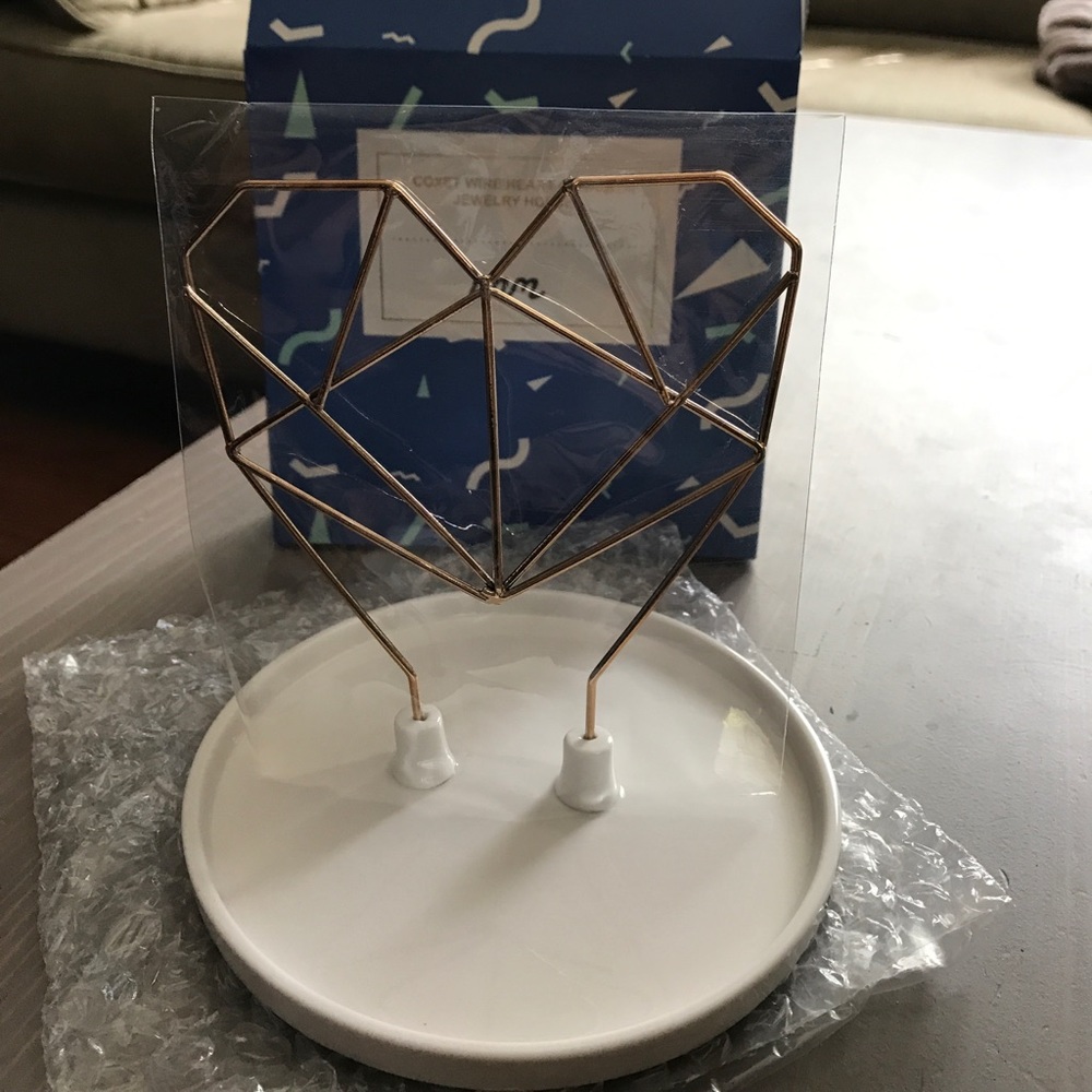 Coxet wire heart ceramic jewelry holder