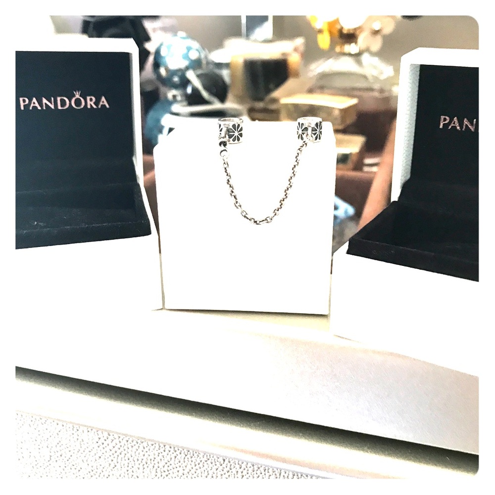 Beautiful 925 Pandora Daisy Safety Chain!