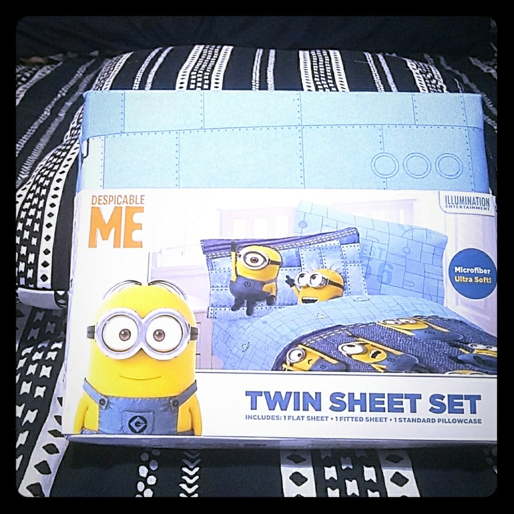***SOLD ON MER **&& Despicable me twin sheet set