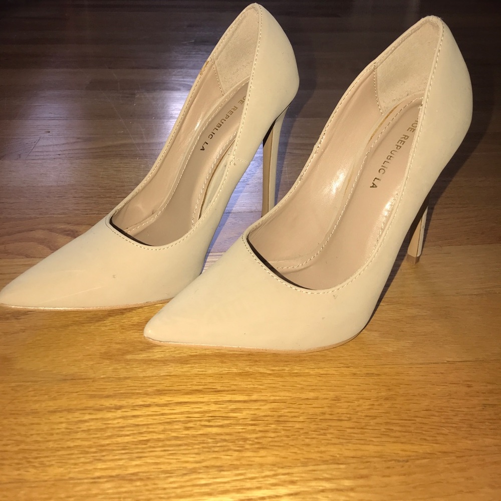 Nude Pumps
