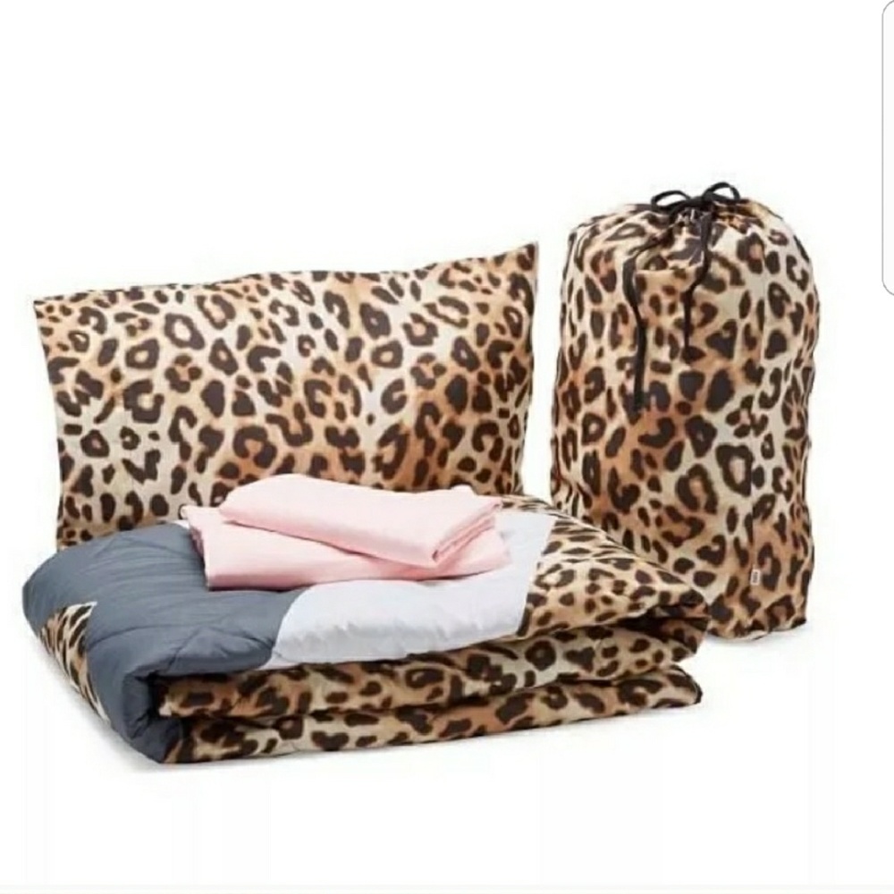 VS Pink bed in a bag  set twin / XL