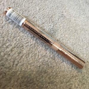 L'Oréal MagicLumi highlighter