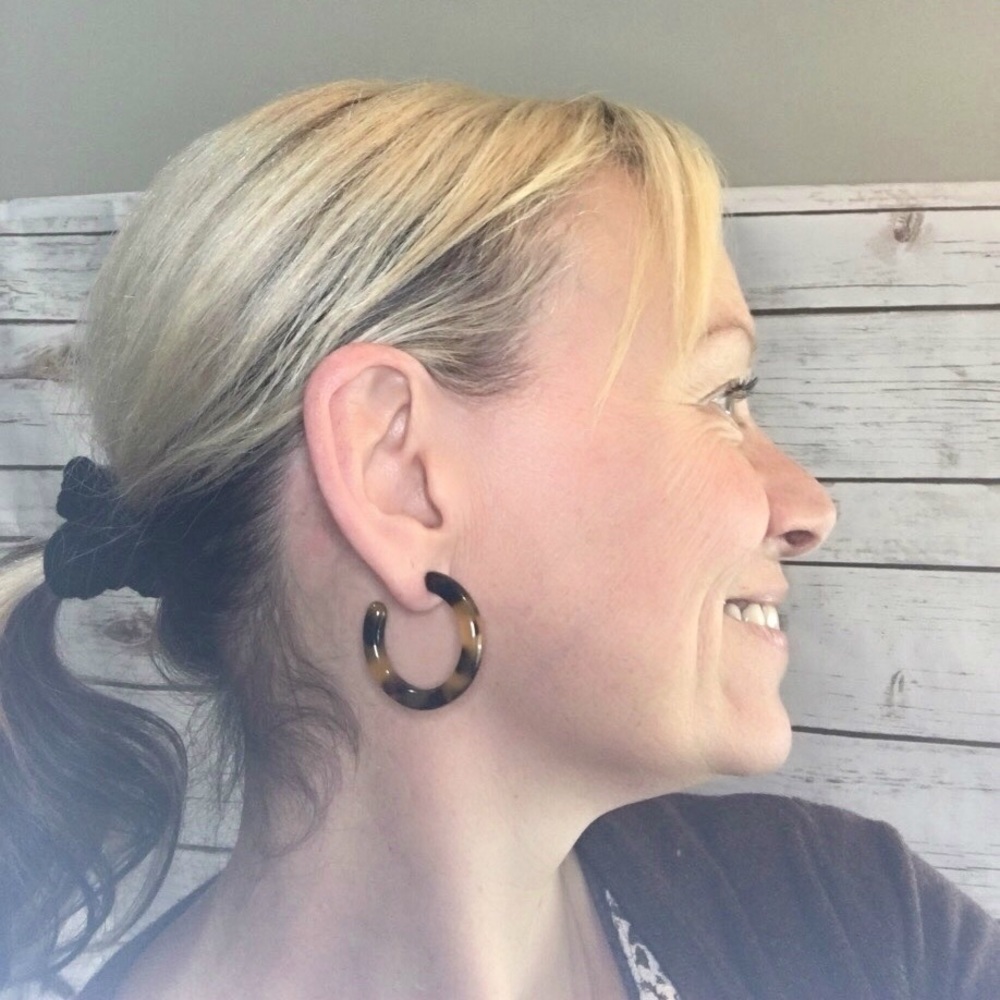 1 3/8" Tortoise Shell Hoop Earrings Great Size - Picture 2 of 7