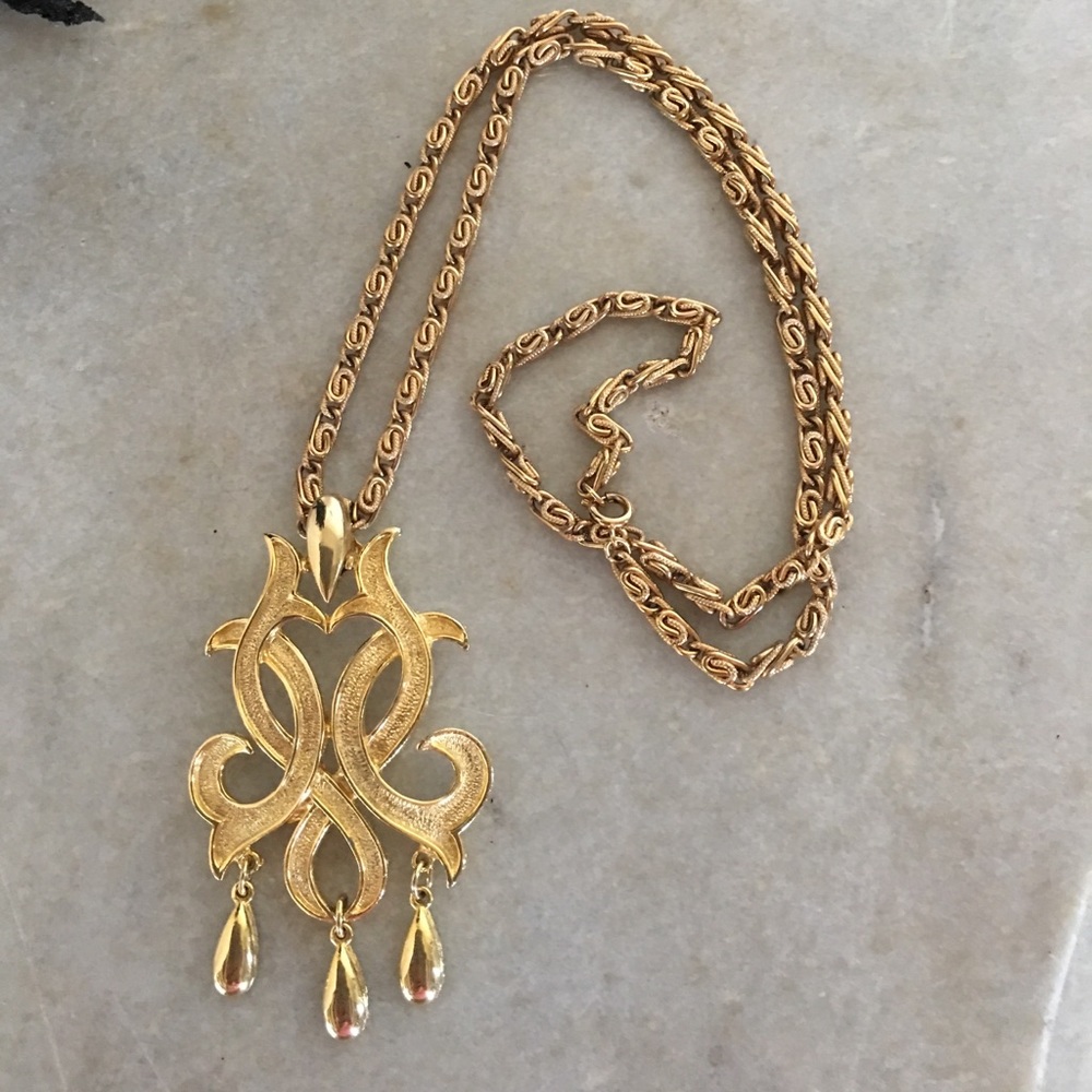 SALE! Usner Leaf/Scroll Pattern Necklace