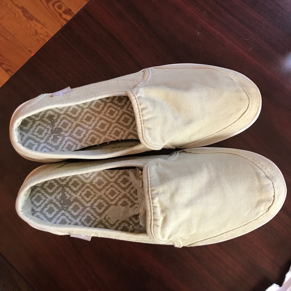 Sanuk canvas shoes. Size 6-New