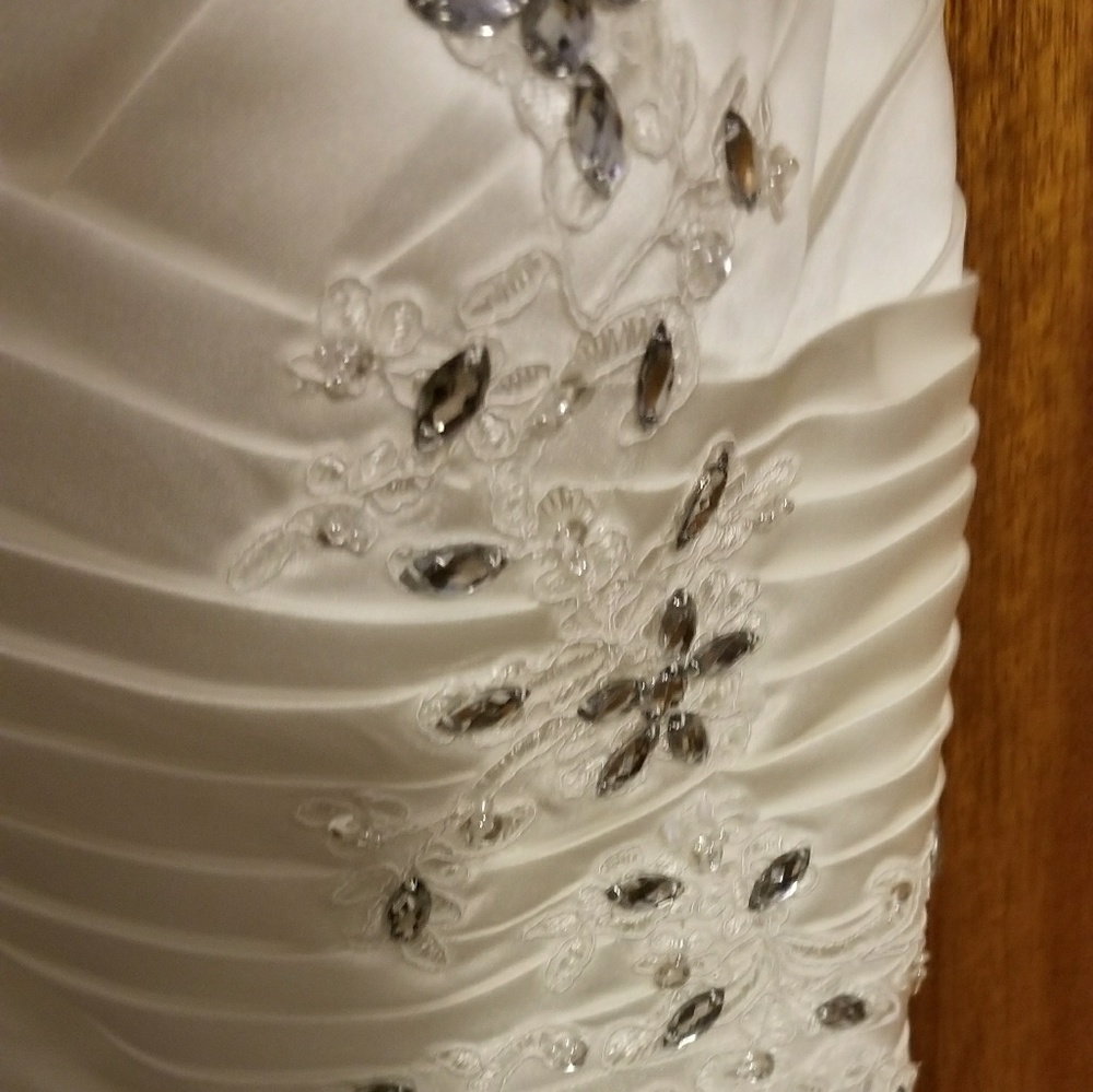 Wedding dress - Picture 2 of 6