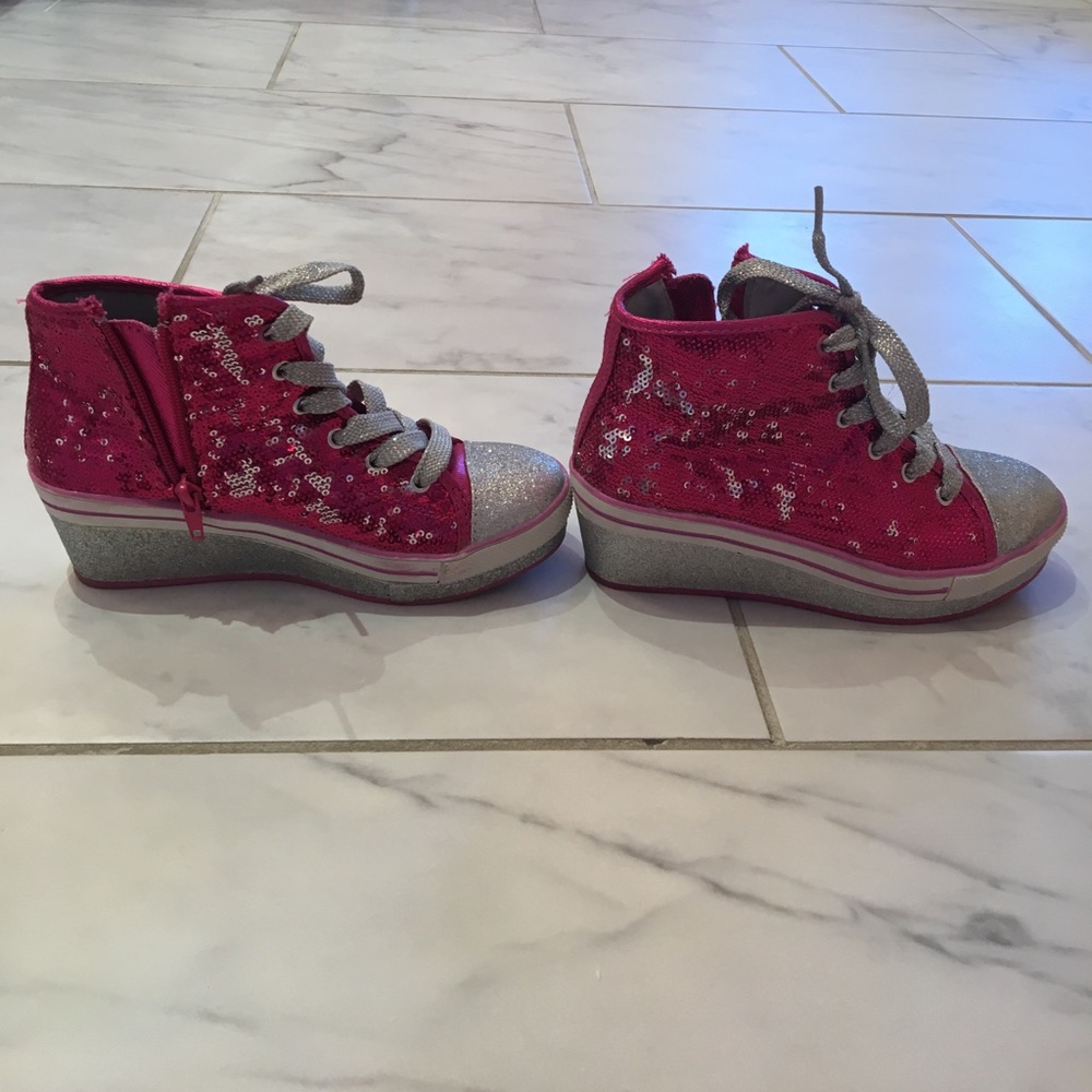 Wedge tennis shoes