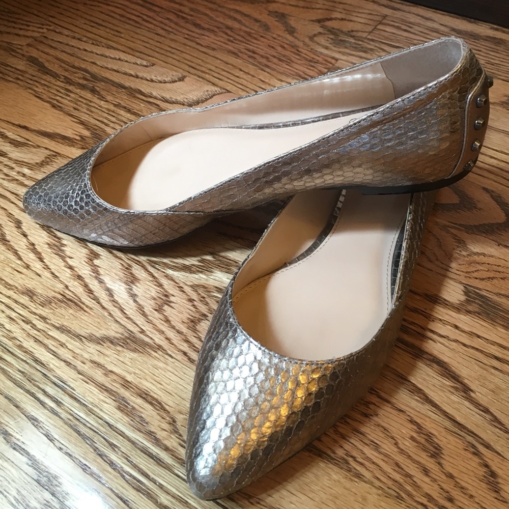 Vince Camuto Like-New Platinum Snake Flats Size 7
