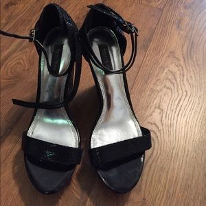 Beautiful White House black market women sandals