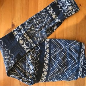 Blue pattern leggings